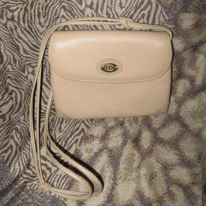 ❤️Vintage GUCCI Cream Pebbled Crossbody Flap Bag Purse +Gucci Crest Zipper Pull